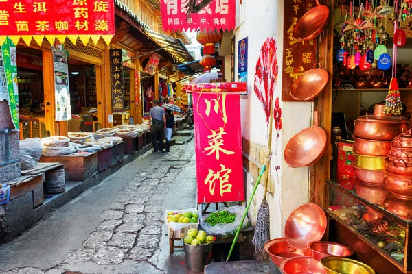 Traditioneel Chinees handgemaakt keukengerei in de cadeauwinkel, Lijiang — Stockfoto