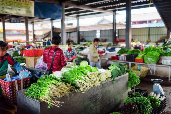 Широкий діапазон зелених овочів на ринку в Ліцзяні (Китай). — стокове фото