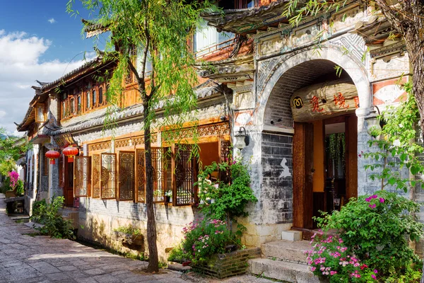 Casa tradicional oriental china en una acogedora calle en Lijiang — Foto de Stock