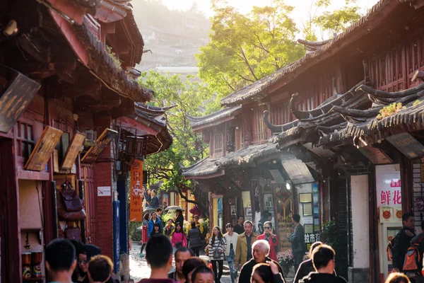 Εκπληκτική θέα από ξύλινες προσόψεις παραδοσιακών κινεζικών σπιτιών — Φωτογραφία Αρχείου