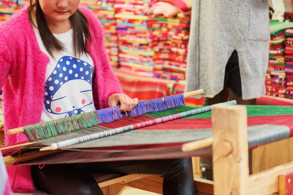 中国の女性は、伝統的なドレープショップで手織りに織ります — ストック写真
