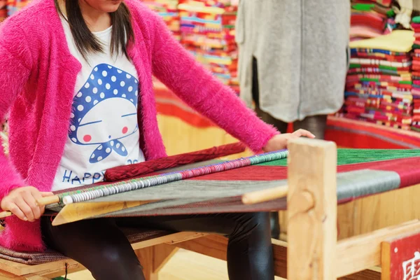 Chińska kobieta splotów na Handloom w sklepie draperia, Lijiang — Zdjęcie stockowe