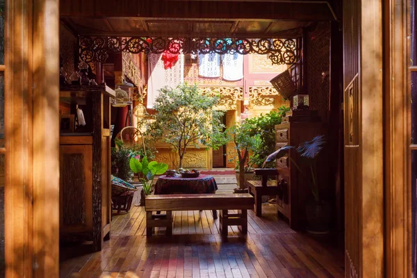 Incredibile cortile accogliente della tradizionale casa di legno cinese Foto Stock Royalty Free