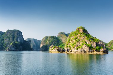 Ha Long Körfezi'nin manzarası. Güney Çin Denizi, Vietnam