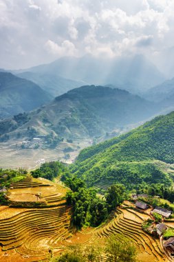 Köy evlerinin ve pirinç teraslarının en iyi manzarası. Sa Pa, Vietnam