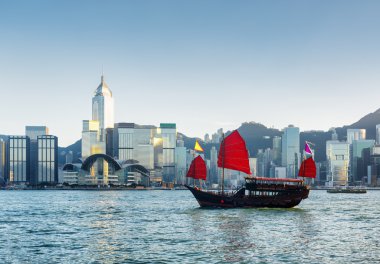 Geleneksel Çince yelkenli gemi Victoria Harbor akşam