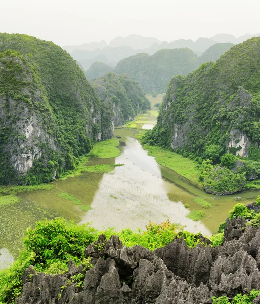 Blick von oben auf den Fluss Ngo Dong, Provinz Ninh Binh, Vietnam — Stockfoto