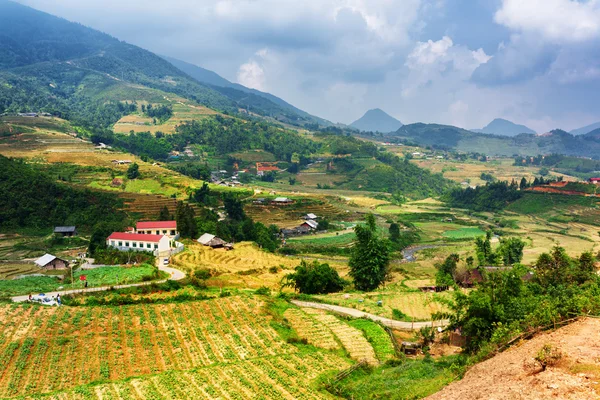 Вид на деревню и рисовые террасы на возвышенностях Са Па, Вьетнам — стоковое фото