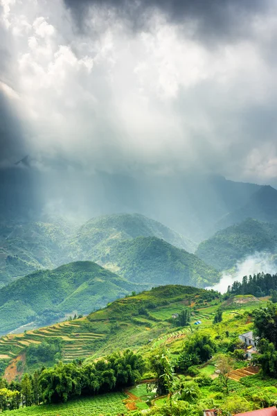 Hoang Lien Montanhas e raios de luz solar através de nuvens de tempestade — Fotografia de Stock