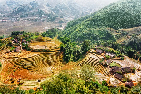 Vista superior de casas de pueblo y terrazas de arroz en Vietnam —  Fotos de Stock