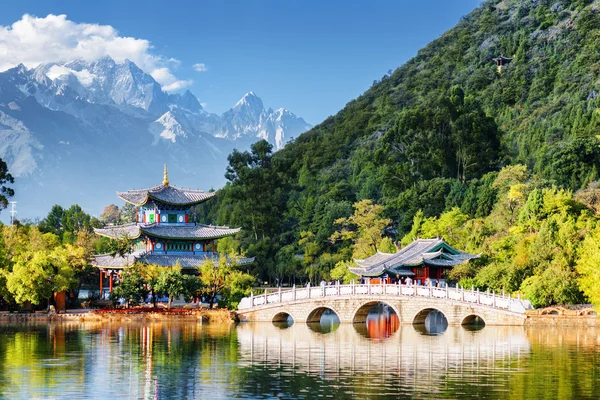 The Jade Dragon Snow Mountain and the Black Dragon Pool, China — Stock Photo, Image