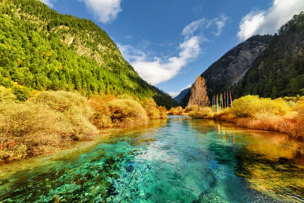 Sonnige Landschaft mit azurblauem Fluss inmitten der Berge — Stockfoto