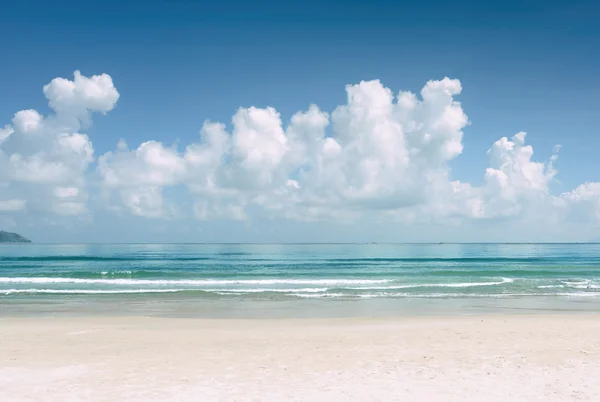 Oceano azul incrível e praia de areia branca tropical — Fotografia de Stock