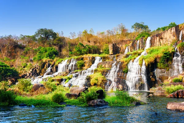 Sonbaharda doğal basamaklı şelale amazing görünümü — Stok fotoğraf