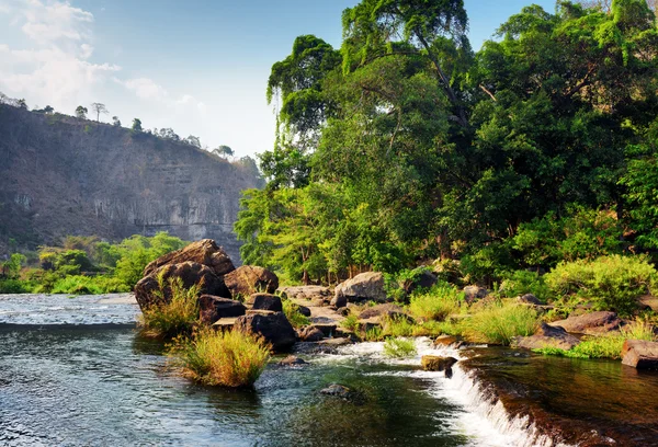 Malownicza rzeka z krystalicznie czyste wody wśród lasów i skał — Zdjęcie stockowe