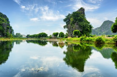 Güzel doğal karst kuleleri Stgo Dong Nehri yansıyan