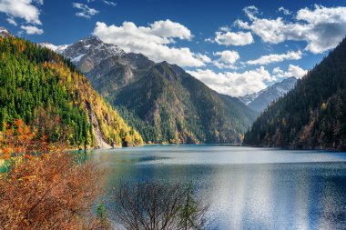 Dağlar ve sonbahar ormanları arasında Uzun Göl manzara