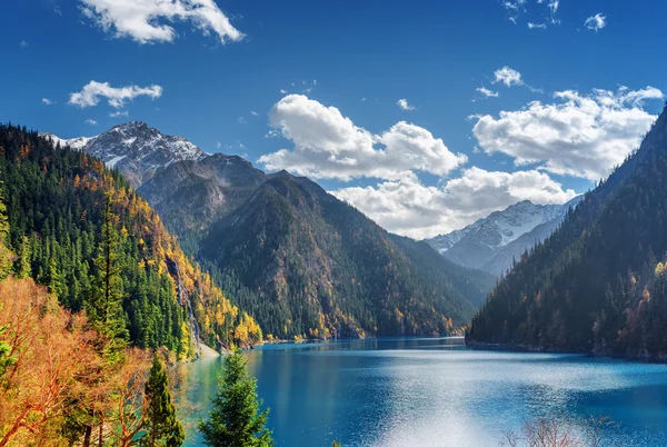 Fantastic view of the Long Lake among snow-capped mountains — Stock Photo, Image