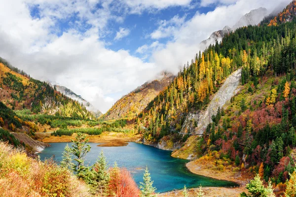 The Upper Seasonal Lake with azure water among mountains in fog — Stock Photo, Image