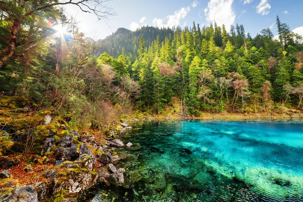 Pětibarevný bazén s azurové vody mezi horami — Stock fotografie