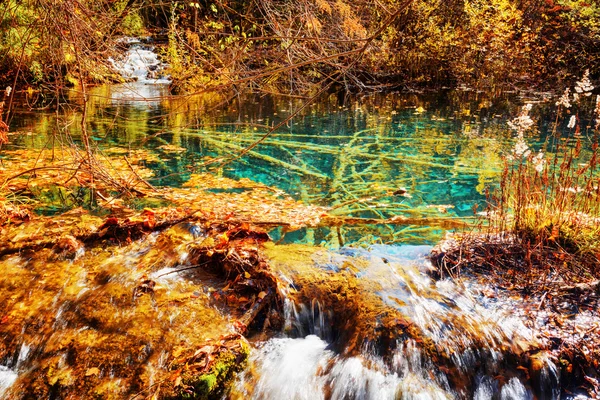 Lagoa cênica com água de cristal azul em um dos níveis de cachoeira — Fotografia de Stock