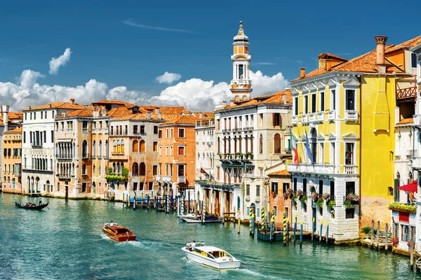 A Canal Grande csatornára és a színes házak homlokzatáról középkori, Velence — Stock Fotó