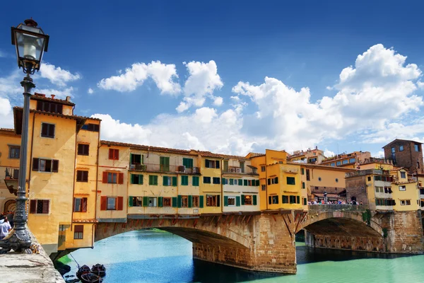 A Ponte Vecchio az Arno folyó felett Firenzében, Olaszországban — Stock Fotó