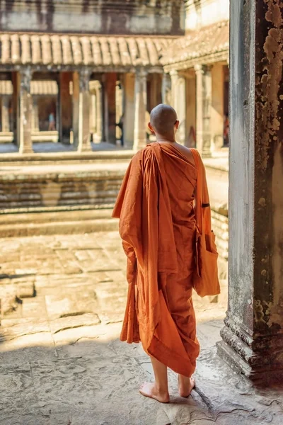 Monge budista explorando pátios de Angkor Wat, Camboja — Fotografia de Stock