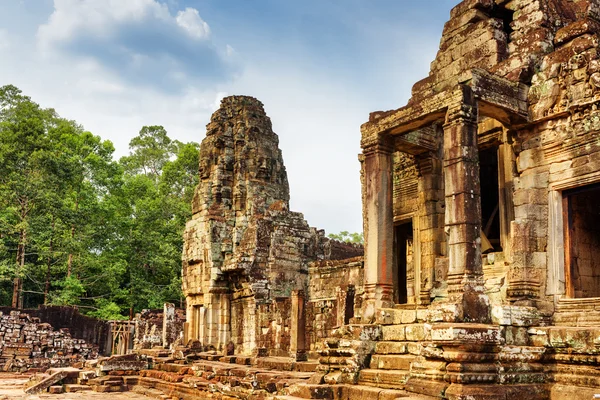 Az egyik bejárata ősi Bajon-templom, Angkor Thom, Kambodzsa — Stock Fotó