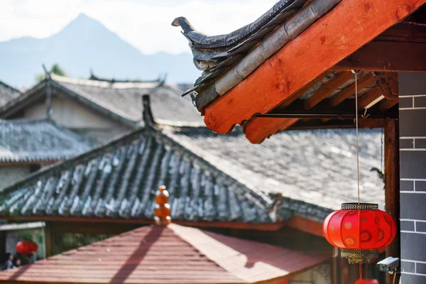 Geleneksel Çince çatı kırmızı fener, Lijiang ile dekore edilmiştir. — Stok fotoğraf