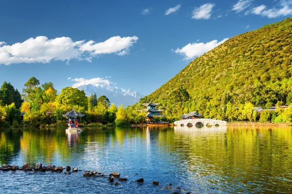 Vista da Piscina do Dragão Negro, Lijiang, China — Fotografia de Stock