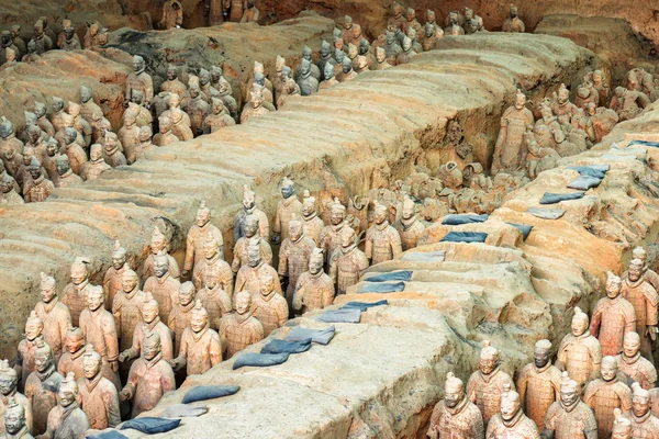 Les guerriers de terre cuite et les restes de sculptures. Xi'an, Chine — Photo