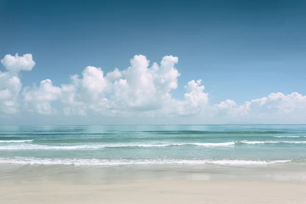 Meerblick mit azurblauem Kristallwasser und schönem tropischen Strand — Stockfoto