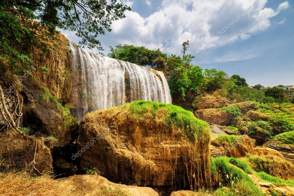 緑の森の中できれいな水と滝の素晴らしい景色 ストック写真 C Efired
