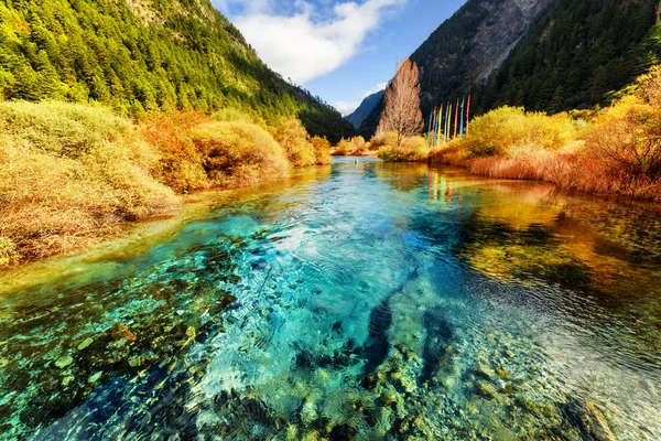 Wunderschönes azurblaues kristallklares Wasser des Flusses in den Bergen — Stockfoto
