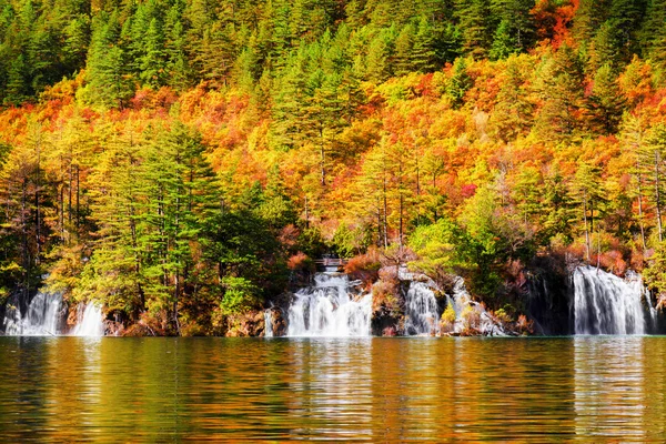 Bela vista de cachoeiras e lago com água cristalina — Fotografia de Stock