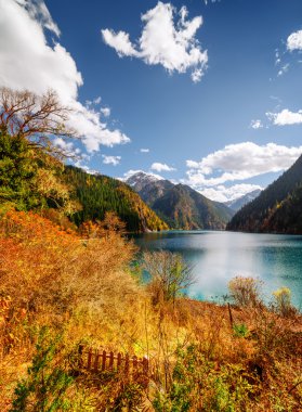 Sonbahar ormanları ve dağlar arasında Long Lake Amazing görünümü