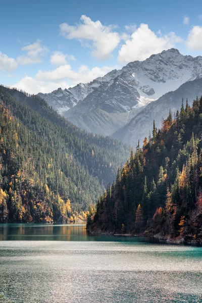 Krásný výhled na zasněžené hory na modrém nebeském pozadí — Stock fotografie