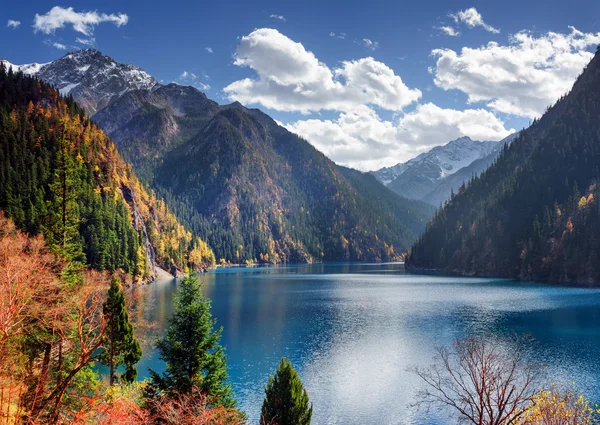 Úžasný pohled na dlouhé jezero mezi zasněženými horami — Stock fotografie