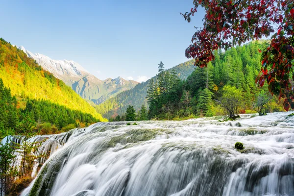 Increíble vista de la cascada de Pearl Shoals entre montañas — Foto de Stock