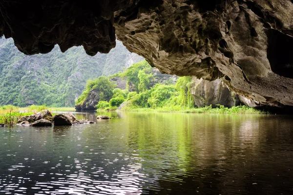 Pohled na řeku Dong nevládní organizace od přírodních jeskyní, Vietnam — Stock fotografie