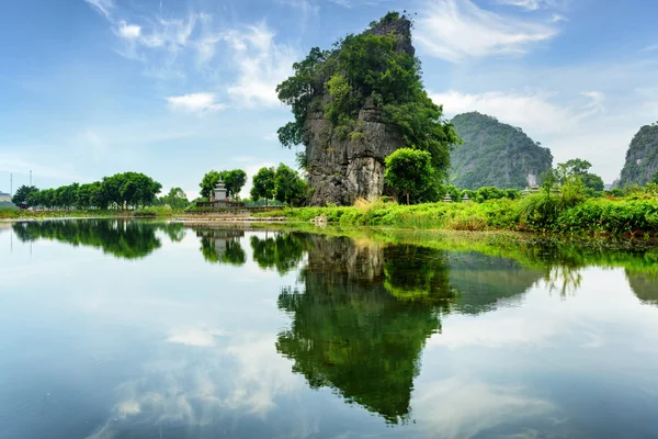 Torre cística natural cênica refletida na água, Vietnã — Fotografia de Stock