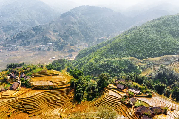 Vista superior de casas de pueblo y terrazas de arroz. Vietnam —  Fotos de Stock