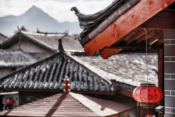 Techo chino tradicional decorado con linterna roja. Imagen tonificada — Foto de Stock