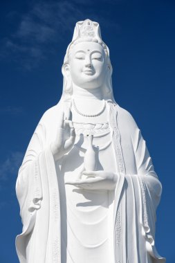 Mavi gökyüzü arka plan üzerinde görkemli beyaz Buda heykeli, Danang