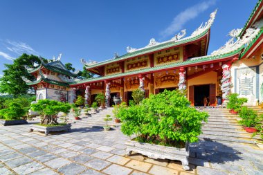 Mavi gökyüzü arka plan üzerinde Linh Ung Pagoda Amazing görünümü