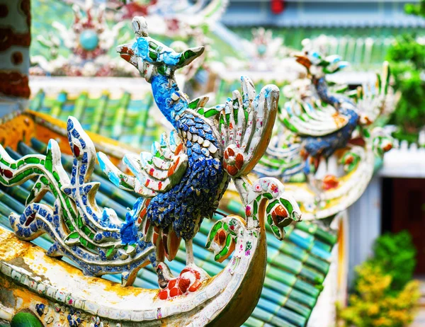 Traditionelles farbenfrohes Mosaik-Dachdetail an der Linh-ung-Pagode — Stockfoto