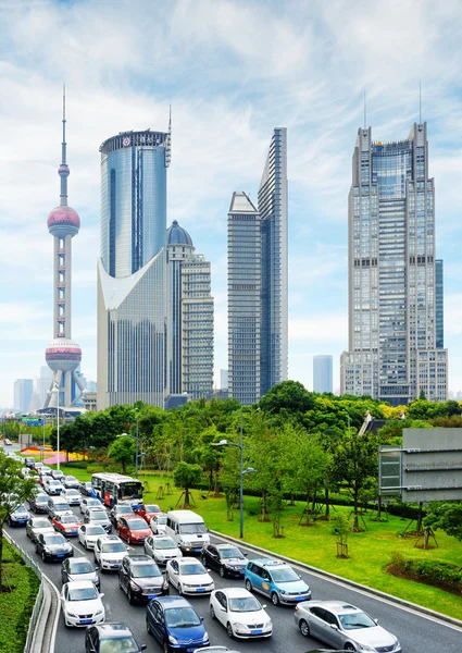 Moderno tráfico de la ciudad en Century Avenue en el centro de Shanghai — Foto de Stock