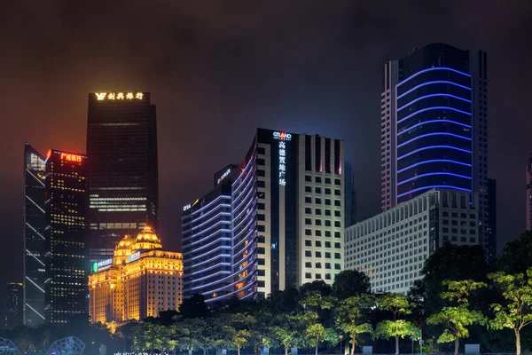 Нічний погляд сучасних будівель, Чжуцзян нове місто, Гуанчжоу — стокове фото