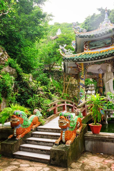 Linh Ung Pagoda'daki Buda heykeline giden küçük köprü — Stok fotoğraf